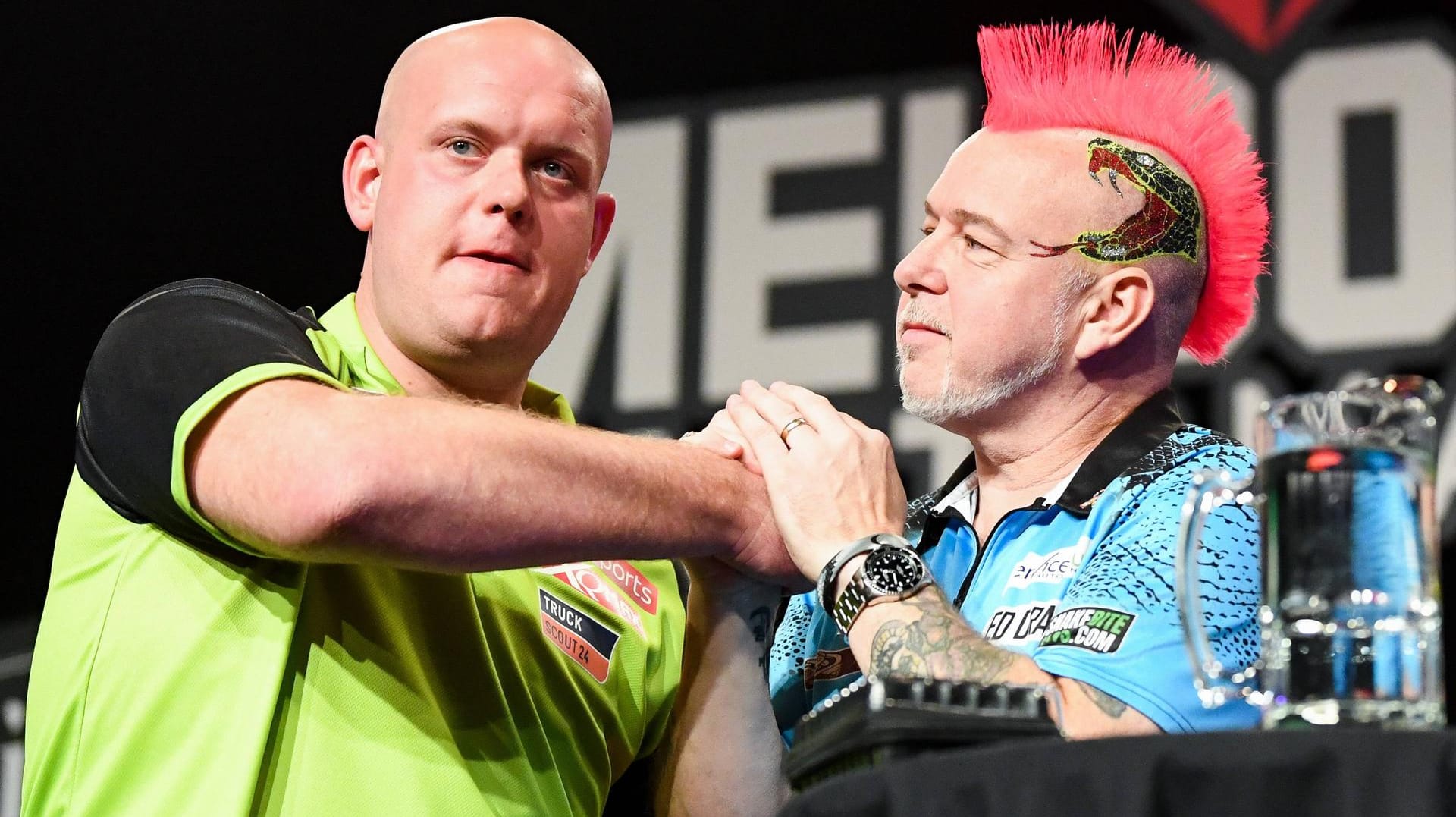 Michael van Gerwen (l.) und Peter Wright: Der Darts-Sport gewinnt auch in Deutschland immer mehr an Popularität – unter anderem auch wegen der schrillen Looks der Sportler. t-online.de stellt ihnen acht "Bunte Vögel" vor.