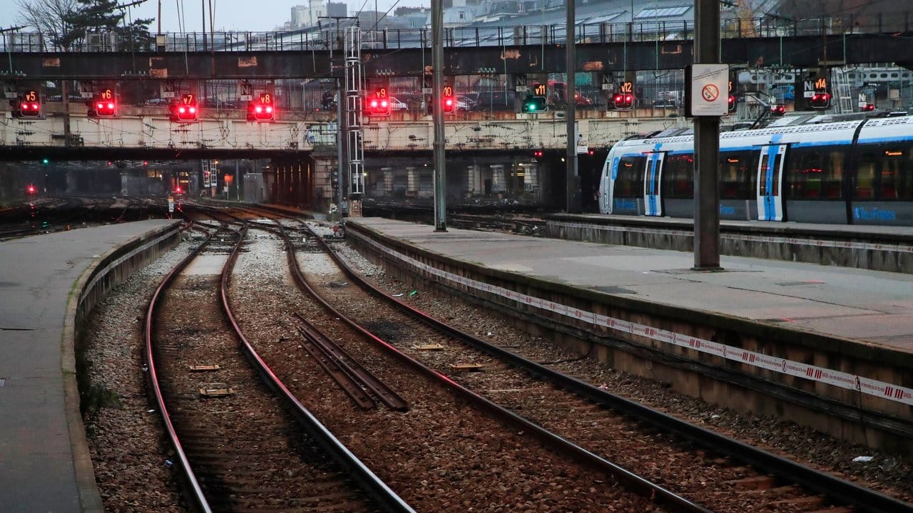 Kein Bahnverkehr am Bahnhof Saint Lazare in Paris.