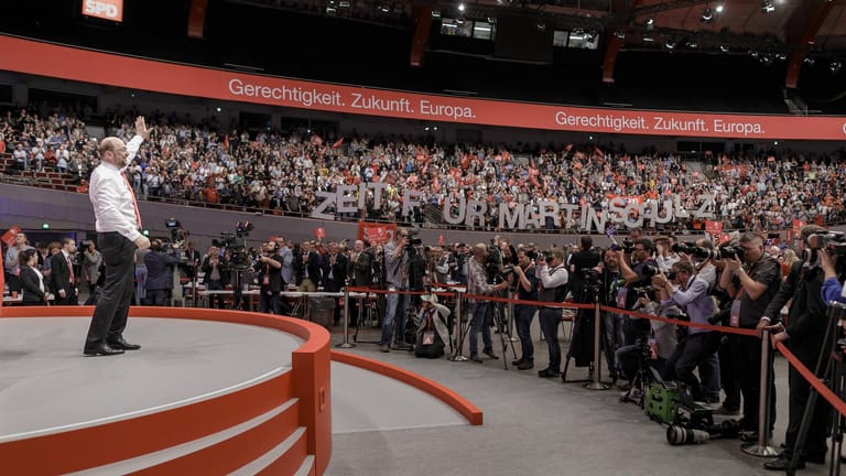 Im Januar 2017 übernimmt der EU-Politiker Martin Schulz den Parteivorsitz von Sigmar Gabriel. Er wird mit 100 Prozent der Stimmen auf einem Parteitag zum Chef der SPD gewählt. Als Kanzlerkandidat führt die Sozialdemokraten zu einem ungeahnten Höhenflug.