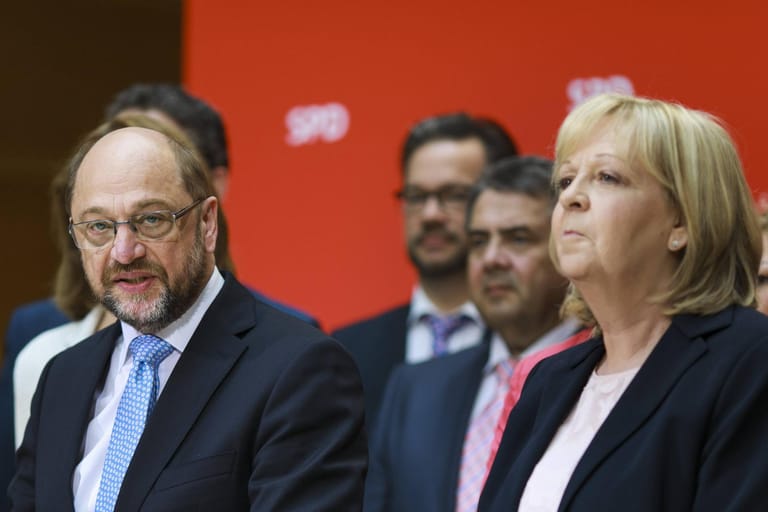 Drei verlorene Landtagswahlen in den Monaten darauf lassen den "Schulz-Zug" wieder verpuffen. In NRW fliegt SPD-Ministerpräsident Hannelore Kraft krachend aus dem Düsseldorfer Parlament. Auch im Saarland und in Schleswig-Holstein büßen die Sozialdemokraten massiv an Stimmen ein. Die Stimmung dreht sich gegen die SPD.