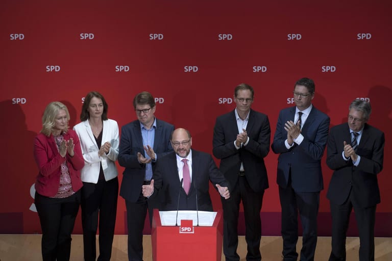 Schulz kündigt an, die SPD fortan in der Opposition anführen will. Nachdem die Jamaika-Koalition nicht zu Stande kommt, muss die SPD doch wieder in eine ungeliebte große Koalition mit der Union eintreten.