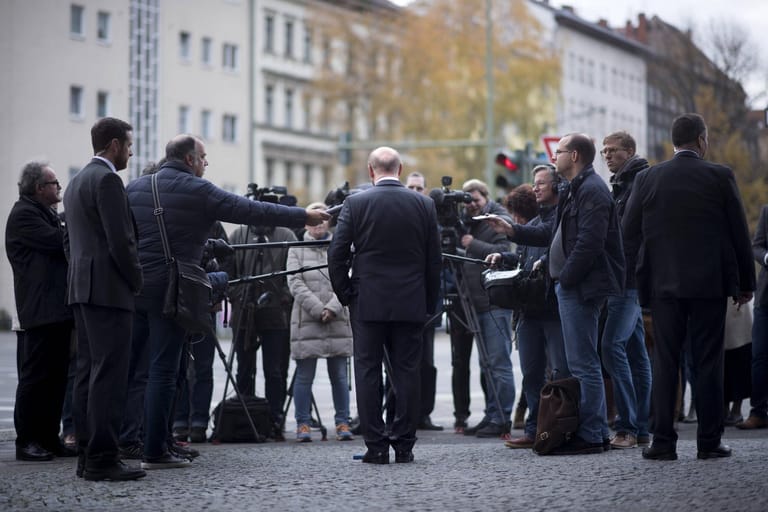 Anders als nach der Wahl und in den Koalitionsverhandlungen versprochen, will Schulz im Februar 2018 nun doch ein Ministeramt – dafür will er seinen Vorsitzenden-Posten an Andrea Nahles abgeben.