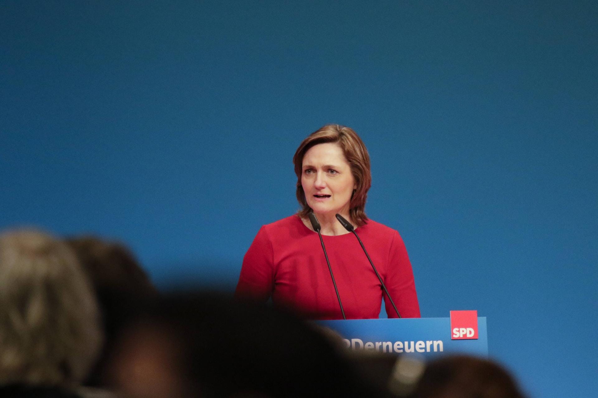 An der Basis rumort es, die völlig unbekannte Flensburger Oberbürgermeisterin Simone Lange bekommt 27,6 Prozent der Stimmen – Nahles nur rund 62 Prozent.