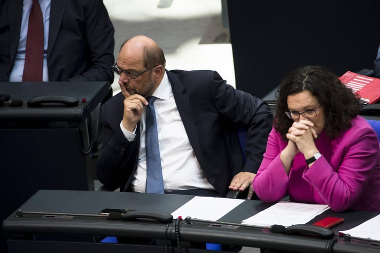 Nach heftiger Kritik gibt Schulz seine Pläne für einen Ministerposten auf – und tritt auch als Parteichef zurück. Auf einem außerordentlichen Parteitag wird Nahles zur ersten weiblichen Chefin der SPD gewählt – allerdings mit einem katastrophalen Wahlergebnis.