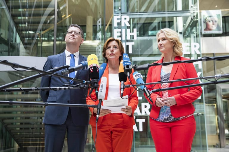 Die SPD übernimmt nun kommissarisch ein Dreigestirn: Malu Dreyer, Ministerpräsident aus Rheinland-Pfalz, Manuela Schwesig, Ministerpräsidentin von Mecklenburg-Vorpommern und Thorsten Schäfer Gümbel, der unterlegene Kandidat bei der Landtagswahl in Hessen. Alle drei betonen sofort, dass sie nicht dauerhaft SPD-Chefs bleiben wollen.