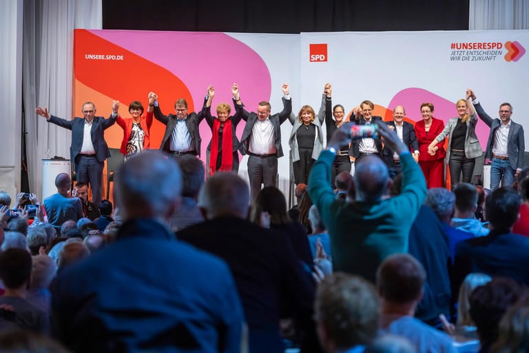 Die SPD überlegt sich eine Marathon-Wahl zum neuen Vorsitzenden. Kandidaten sollen sich auf zahlreichen Regionalkonferenzen der Basis vorstellen, dann wählen die Mitglieder eine Einzelperson oder ein Duo aus. Der Prozess wird sich über ein halbes Jahr hinziehen. Trotzdem will niemand aus der SPD-Spitze kandidieren.