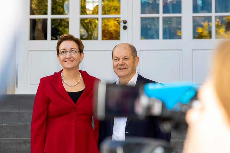 Olaf Scholz macht den Schulz: Zunächst schloss der Finanzminister und Vizekanzler das Amt des Parteichefs kategorisch aus – nun tritt er doch an. Zusammen mit der Brandenburgerin Klara Geywitz. Dem Duo werden die größten Siegchancen zugerechnet – Scholz steht für die Fortführung der großen Koalition.