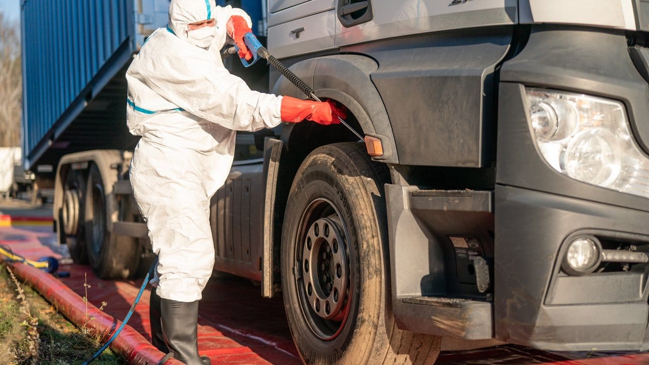 Ein Mitarbeiter des Landwirtschaftsbetriebs Vetcon simuliert bei einer Übung die Desinfektion eines Lkw für den Tiertransport.