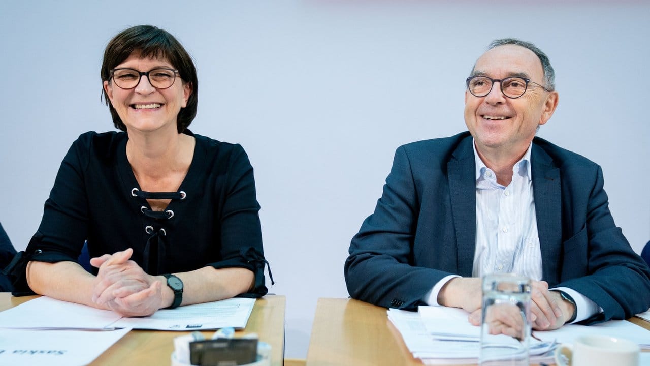 Saskia Esken und Norbert Walter-Borjans während der Sitzung des SPD-Vorstands im Willy-Brandt-Haus.