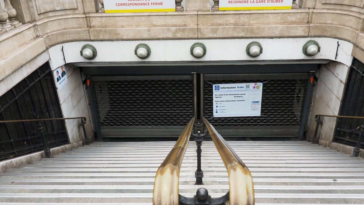 Die geschlossene Metro-Station "Opéra" in Paris.