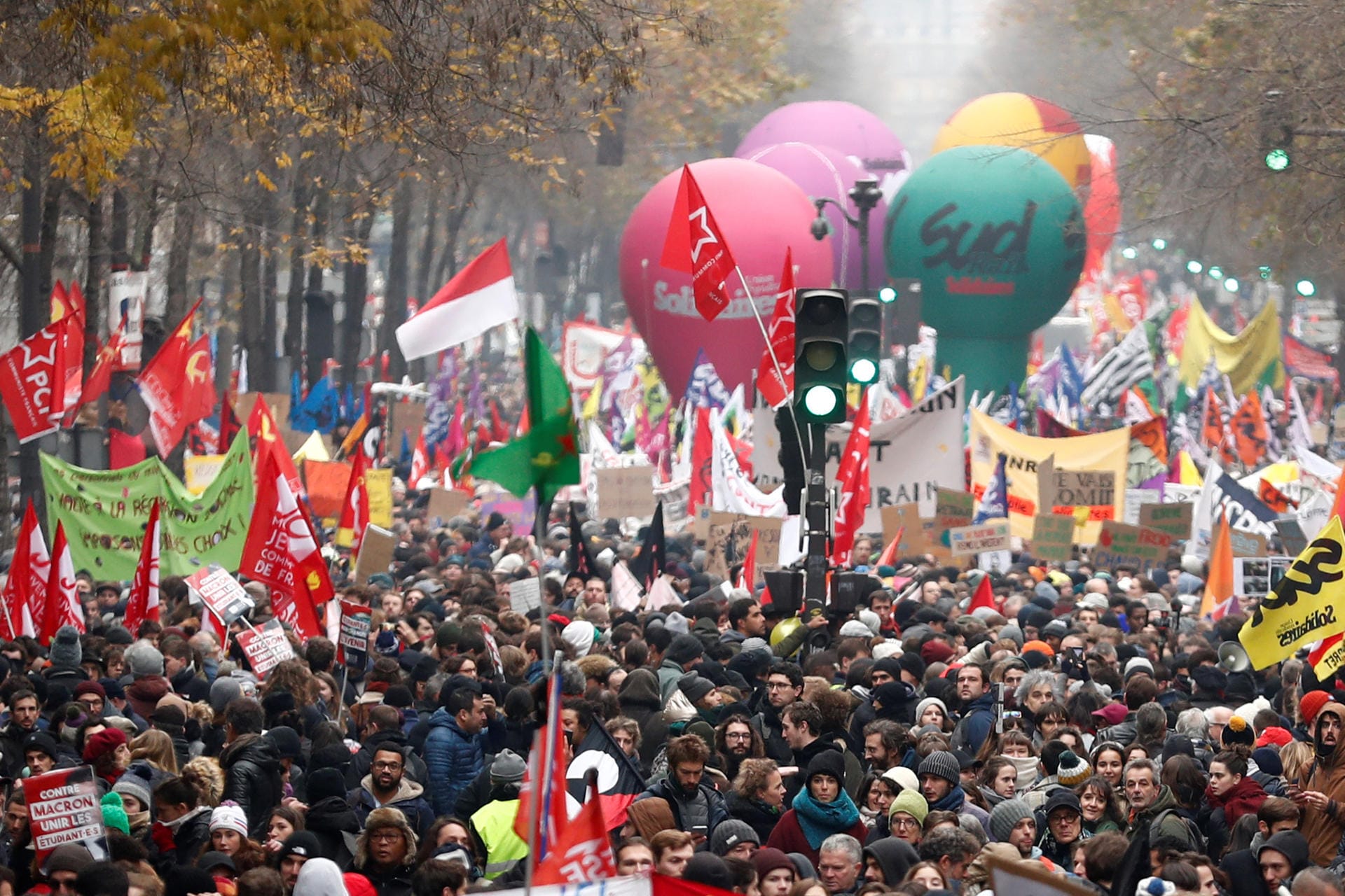 Streik in Frankreich: Demonstranten gehen in Paris auf die Straßen.