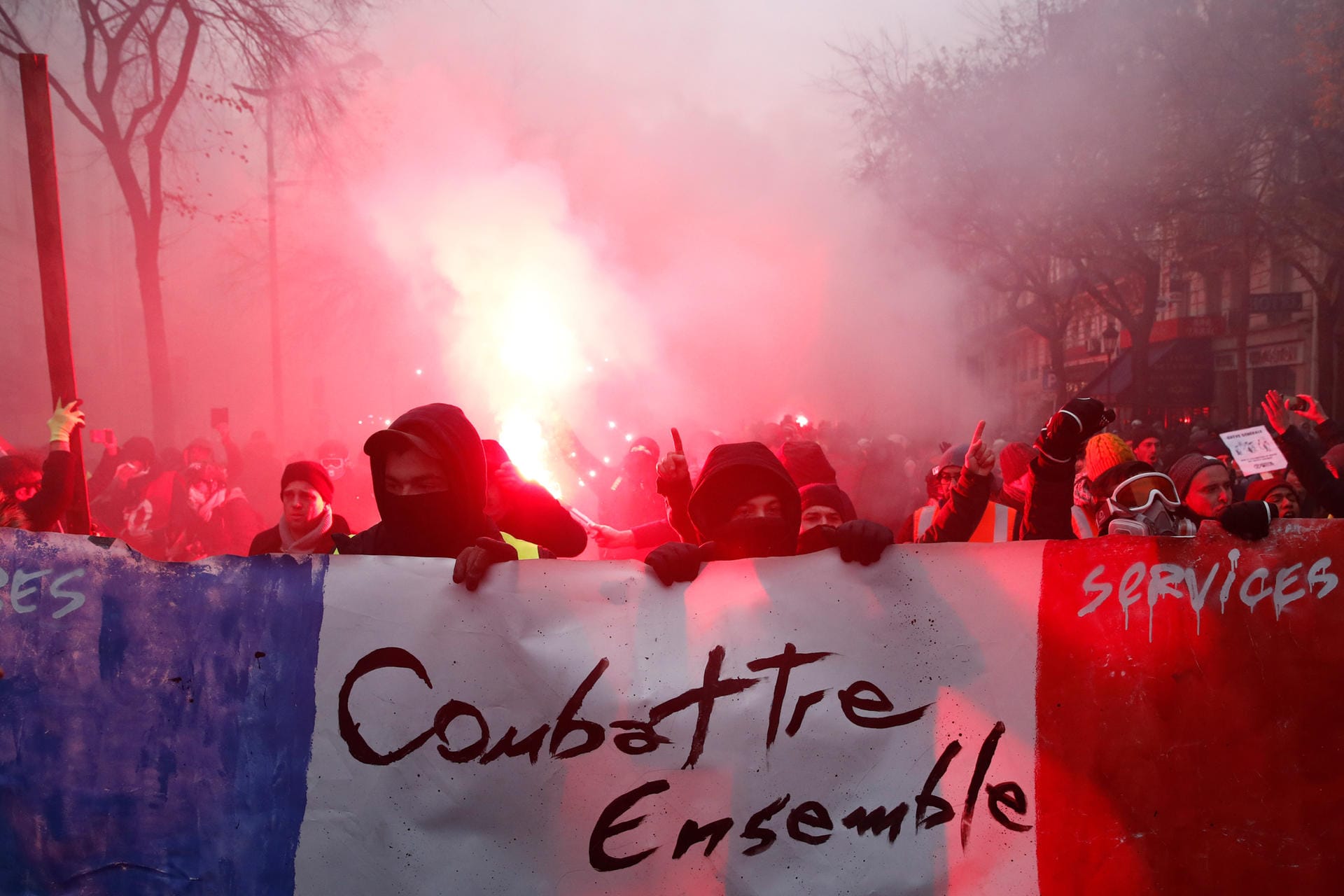 Streik in Frankreich: Auf einem Banner der Demonstranten steht "kämpft gemeinsam".