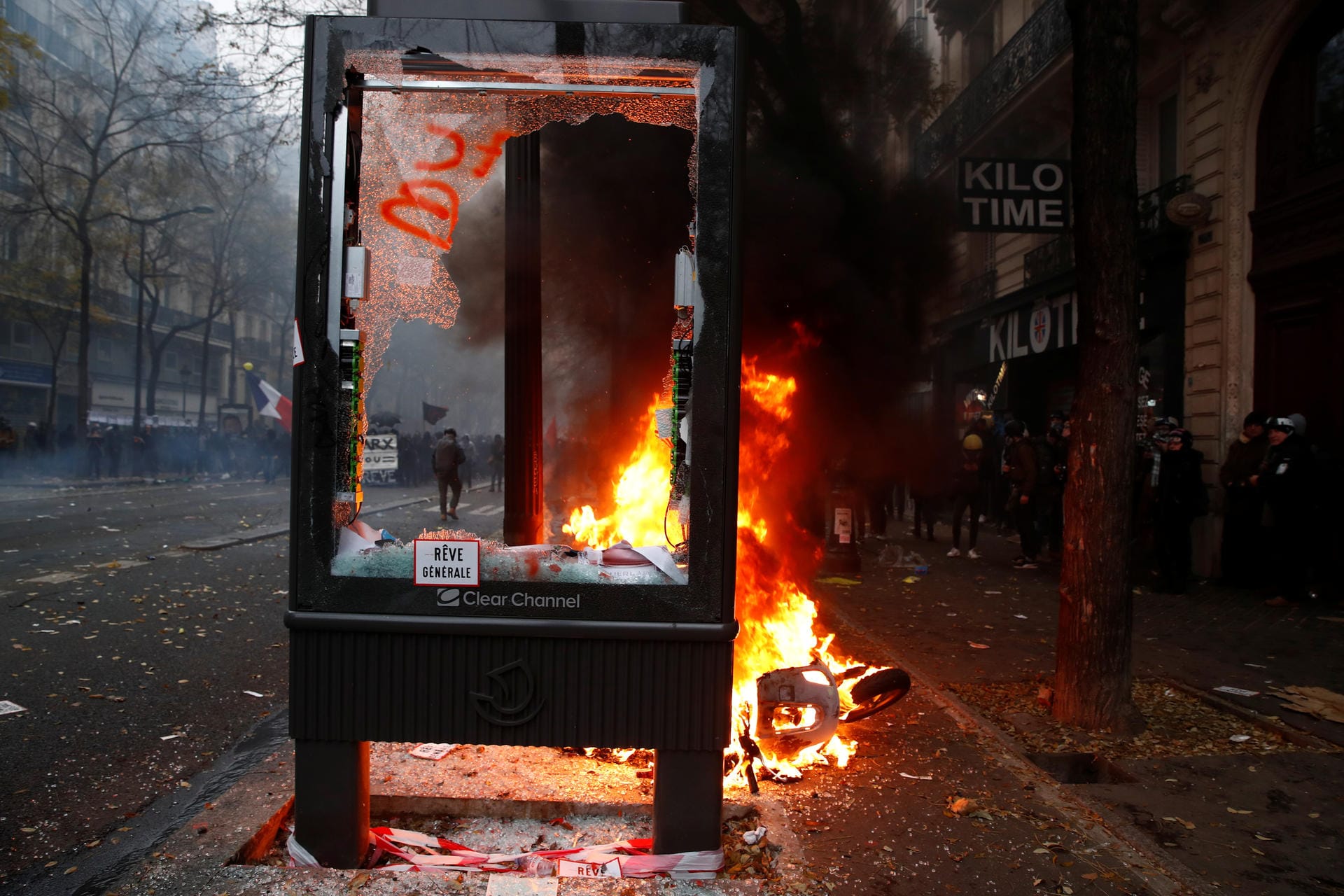 Ausschreitungen in Paris: An einigen Orten setzten Demonstranten Autos und Straßenschilder in Brand.