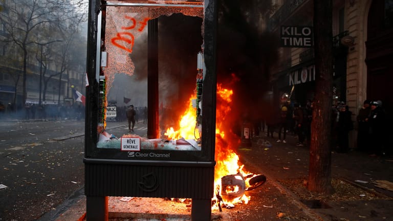 Ausschreitungen in Paris: An einigen Orten setzten Demonstranten Autos und Straßenschilder in Brand.