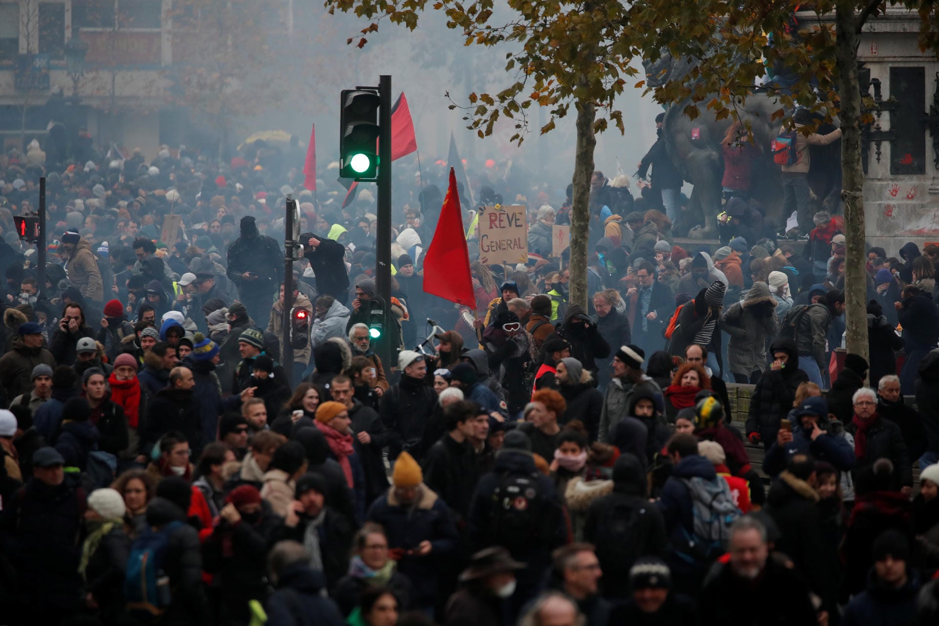 Streiks in Frankreich: Menschen versammelten sich auf Plätzen in Paris, um gegen Emmanuel Macrons Rentenpläne zu protestieren.