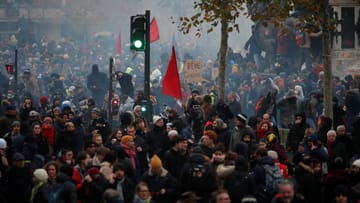 Streiks in Frankreich: Menschen versammelten sich auf Plätzen in Paris, um gegen Emmanuel Macrons Rentenpläne zu protestieren.