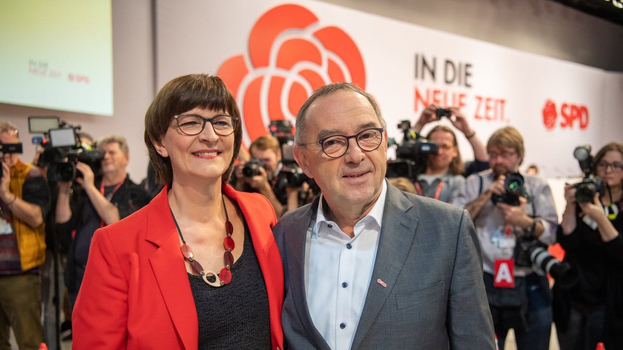Die künftigen SPD-Vorsitzenden Saskia Esken und Norbert Walter-Borjans beim Parteitag in Berlin.