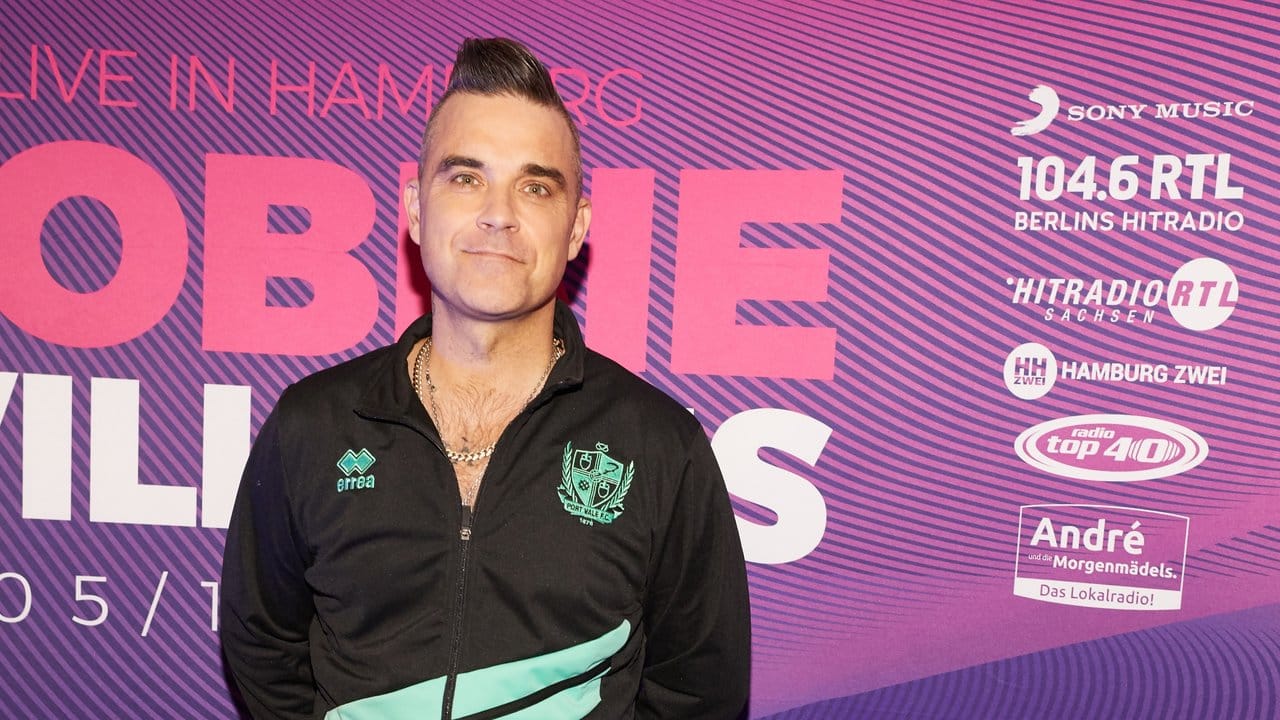 In Trikotjacke: Robbie Williams vor dem Exklusiv-Konzert in Hamburg.