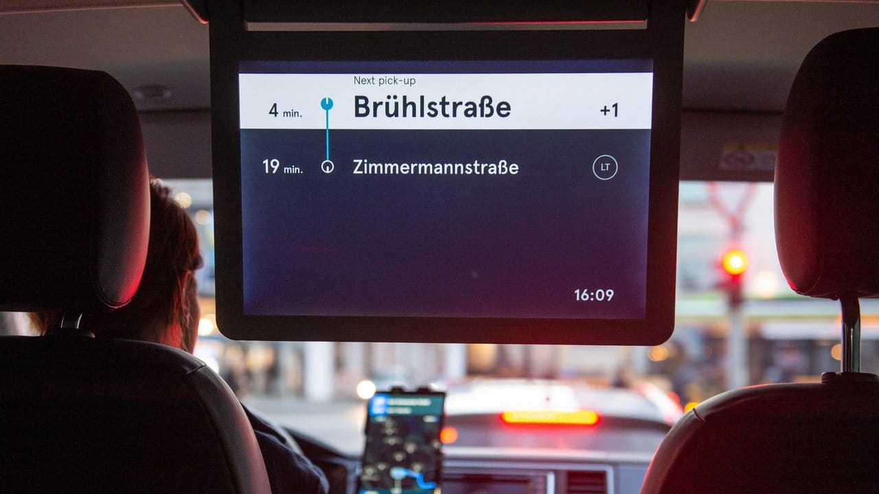 Auf einem Display in einem VW-Bus des Ridesharing-Anbieters MOIA werden die nächsten Stationen angezeigt.