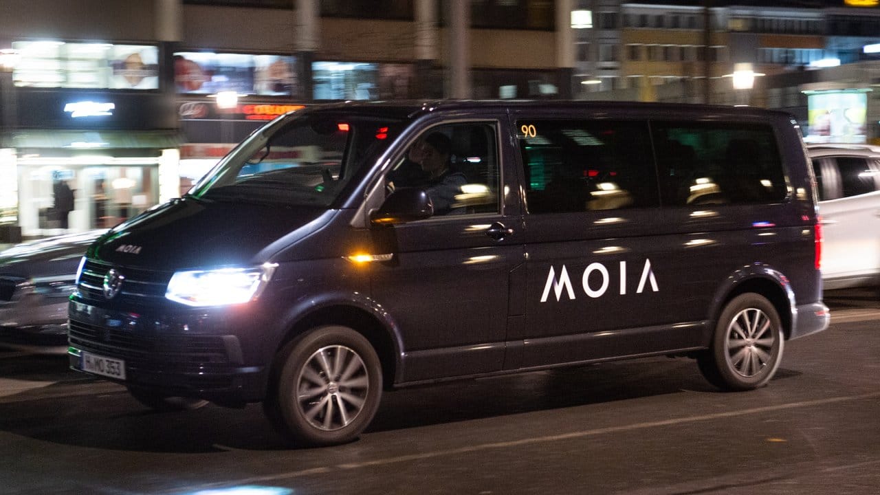 Ein VW-Bus des Ridesharing-Anbieters MOIA während der Fahrt.