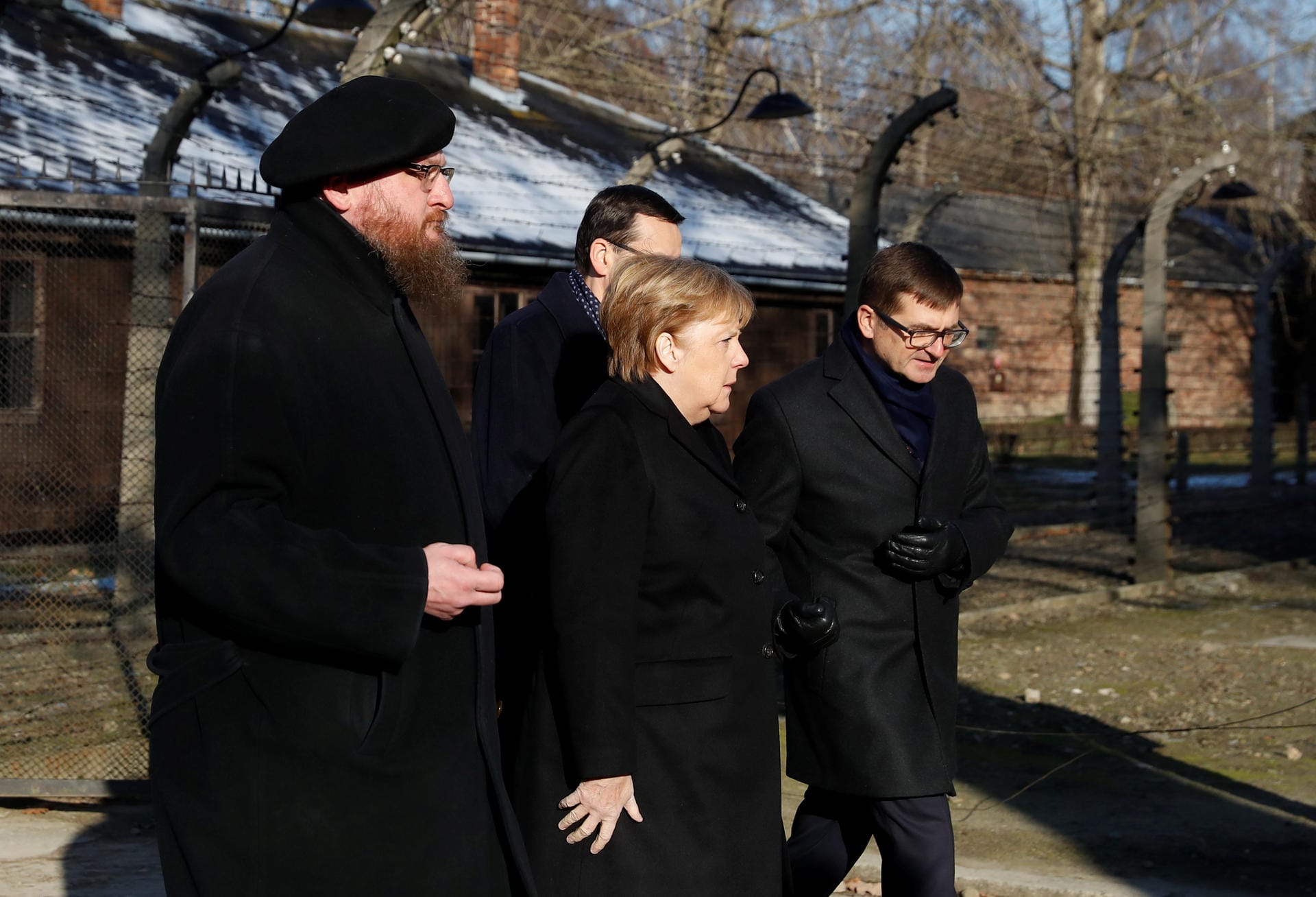 Morawiecki, Merkel und Stiftungs-Präsident Piotr Cywinski: Die Bundeskanzlerin ist auf Einladung der Stiftung Auschwitz-Birkenau nach Polen gereist.