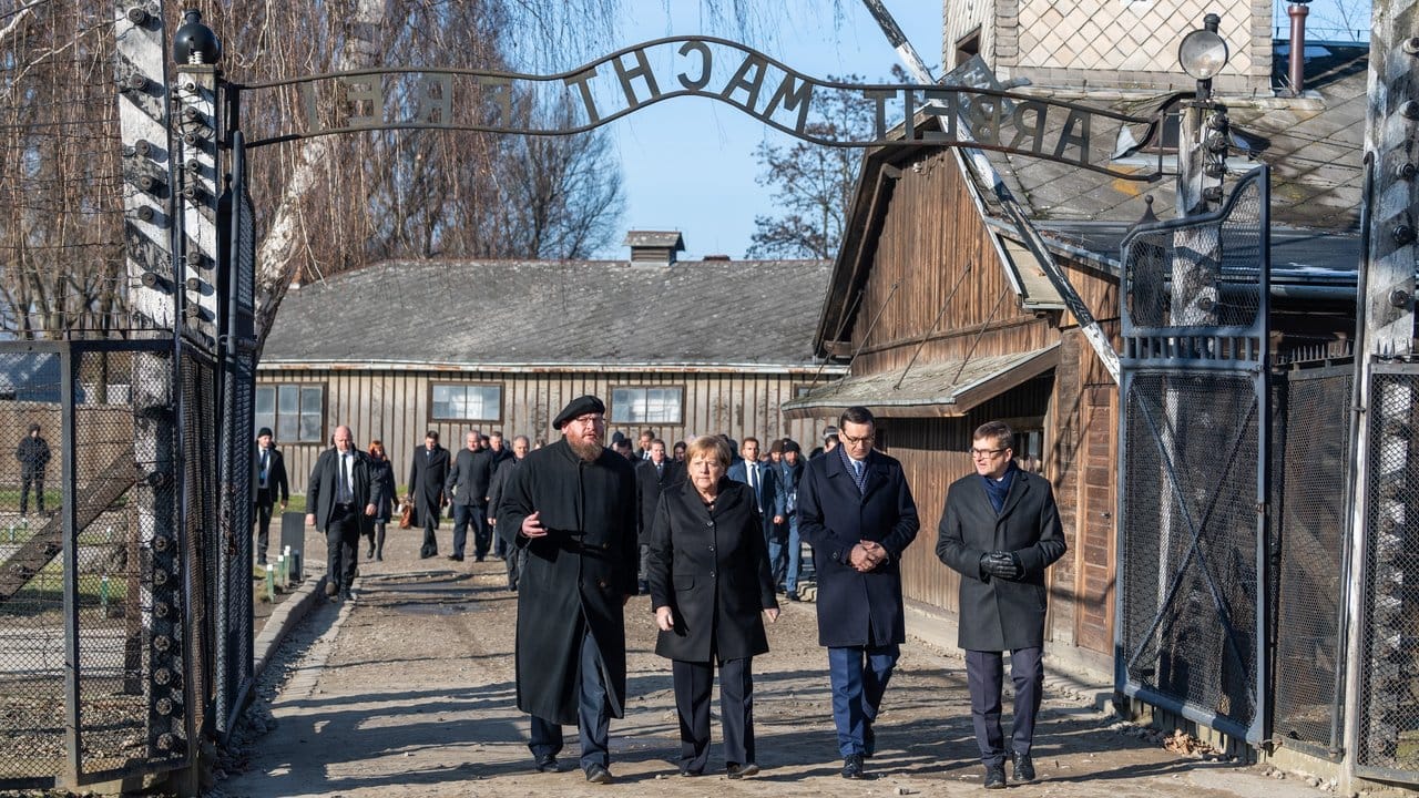 Kanzlerin Merkel im ehemaligen deutschen Konzentrationslager Auschwitz.