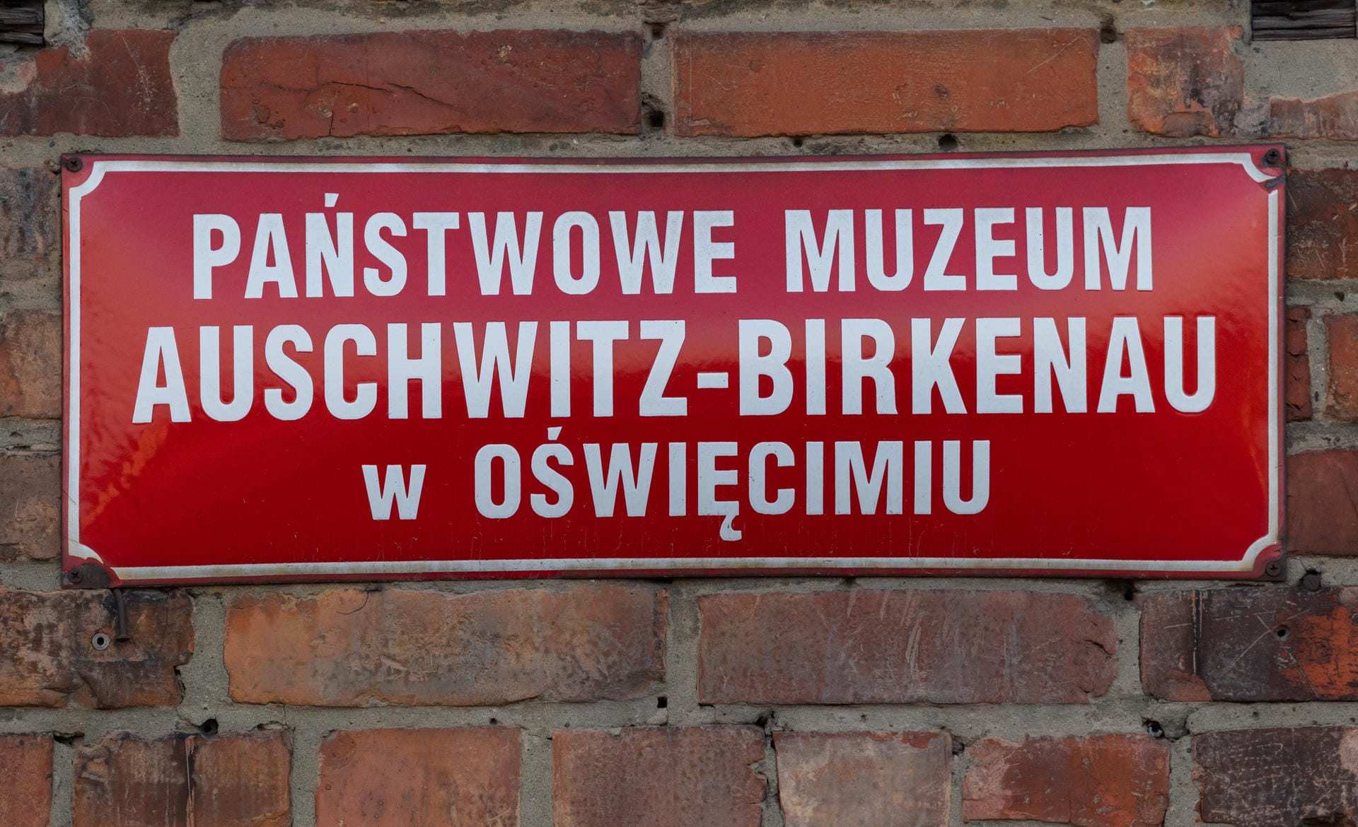 Ein Schild mit der Aufschrift "Staatliches Museum Auschwitz-Birkenau": Bund und Länder wollen für die Erhaltung der Gedenkstätte insgesamt 60 Millionen Euro zur Verfügung stellen.