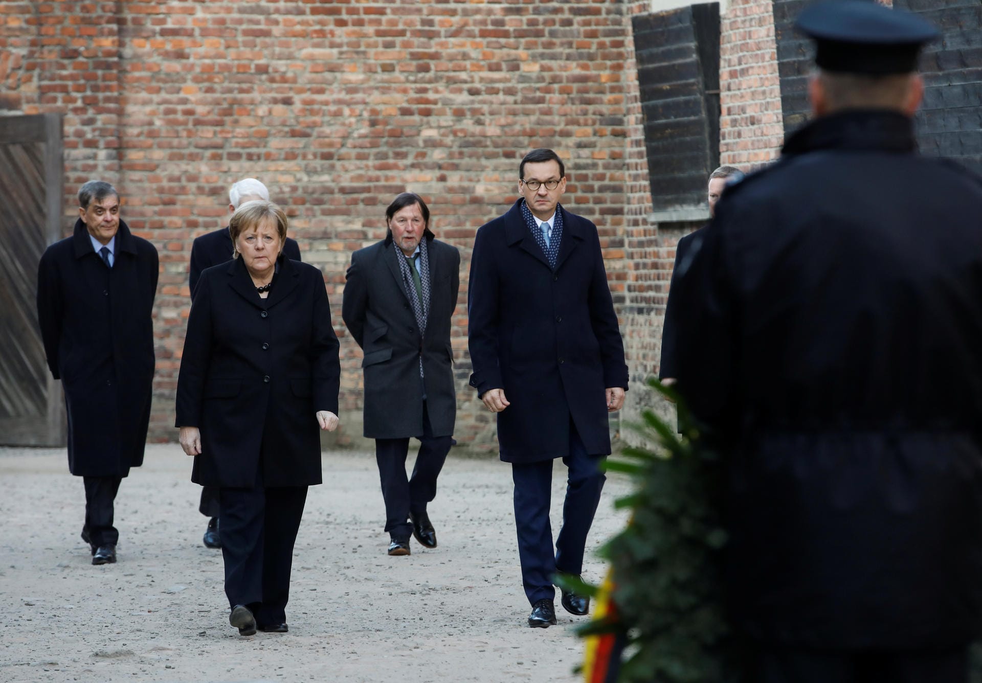Bundeskanzlerin Angela Merkel auf dem Weg zur Kranzniederlegung an der Todesmauer in Auschwitz.