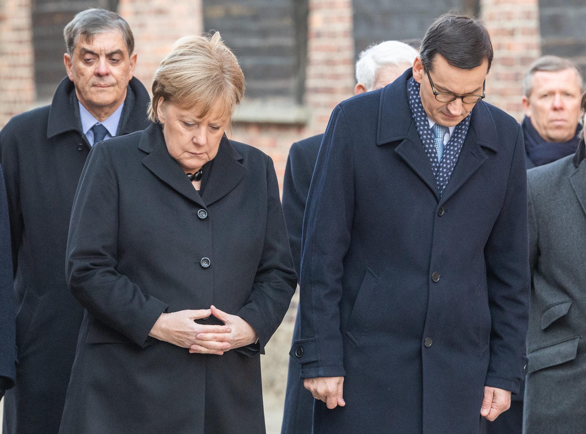 Merkel und Morawiecki, Ministerpräsident von Polen, gedenken an der Todesmauer den Opfern im ehemaligen NS-Konzentrationslager.