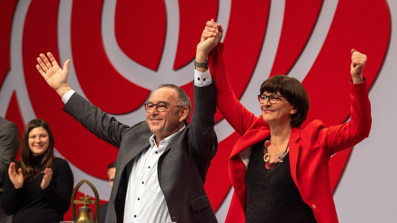 Saskia Esken und und Norbert Walter-Borjans, Kandidaten für den SPD-Vorsitz, nach ihren Vorstellungsreden beim Parteitag.