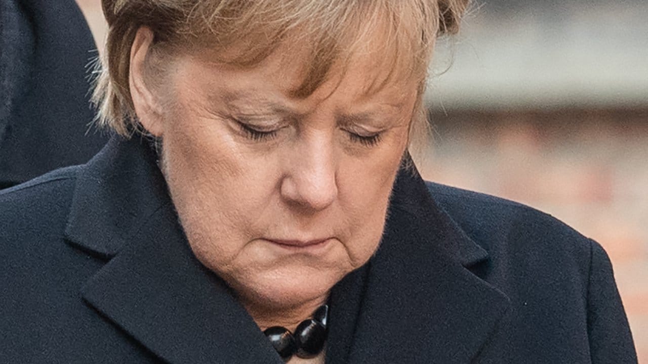 Verneigung vor den Opfern: Bundeskanzlerin Angela sich nach einer Kranzniederlegung an der Todesmauer im ehemaligen deutschen Konzentrationslager Auschwitz.