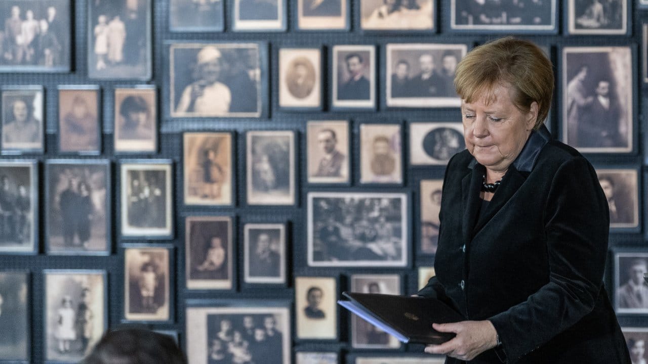 Bundeskanzlerin Angela Merkel verlässt nach ihrer Rede im ehemaligen deutschen Konzentrationslager Auschwitz-Birkenau das Rednerpult.