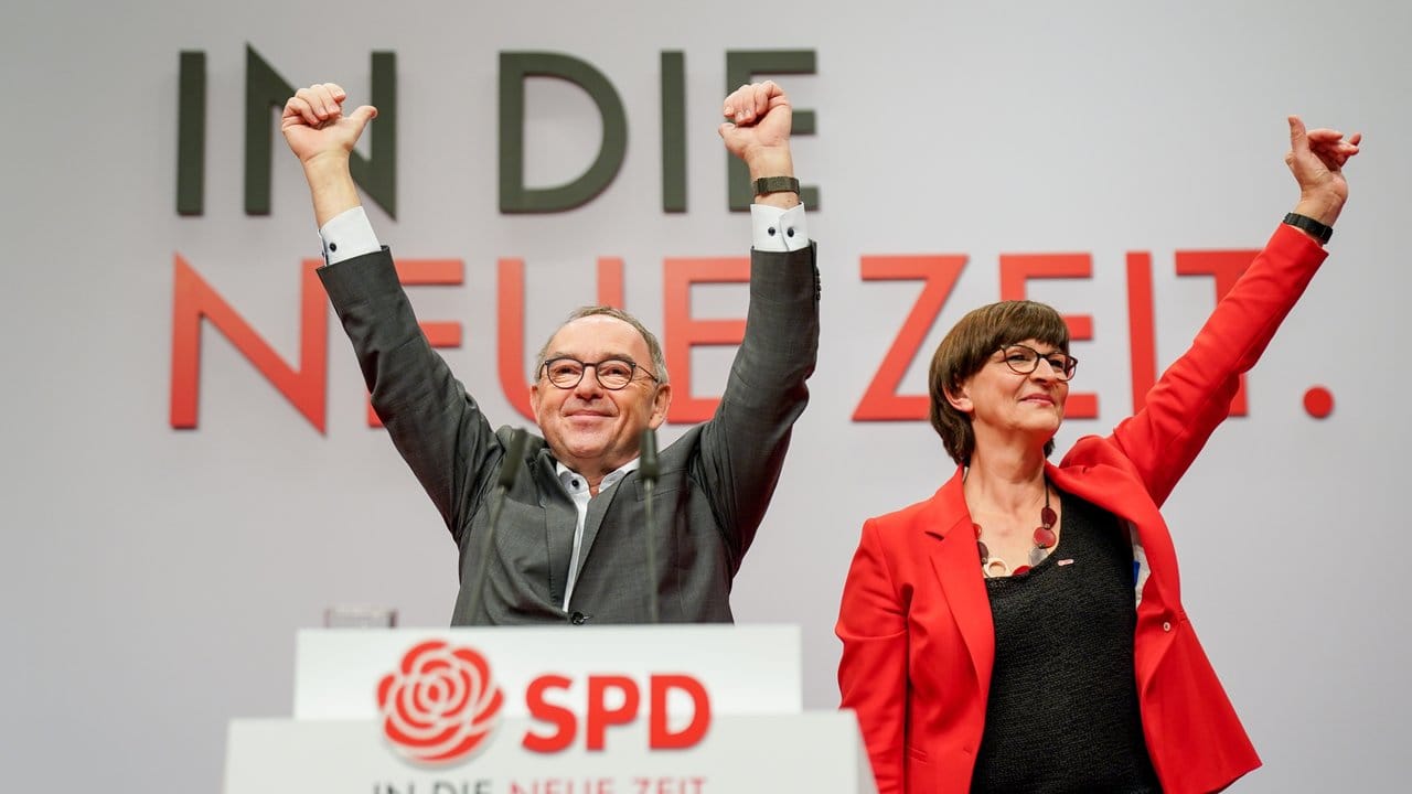Saskia Esken und Norbert Walter-Borjans jubeln als neugewählte SPD-Bundesvorsitzende.