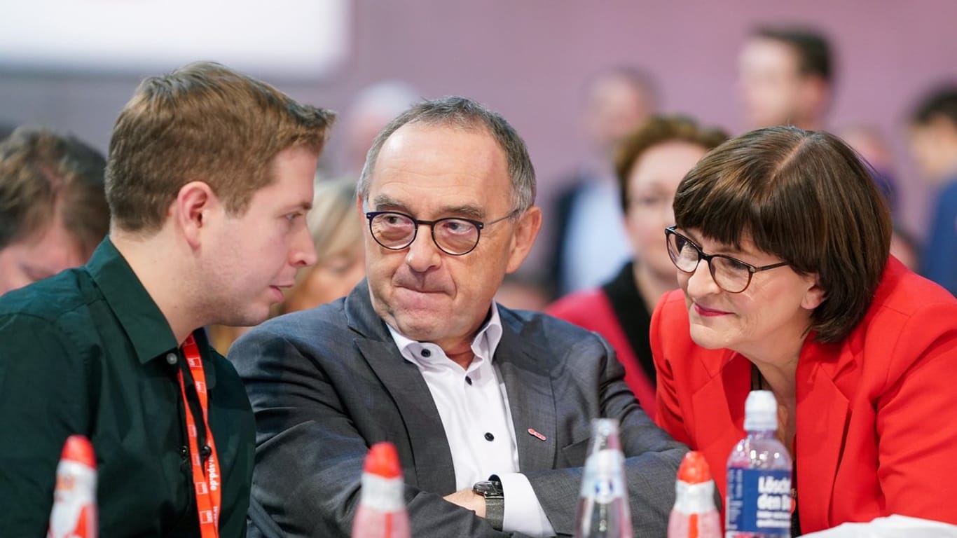Juso-Chef Kevin Kühnert im Gespräch mit Norbert Walter-Borjans und Saskia Esken.