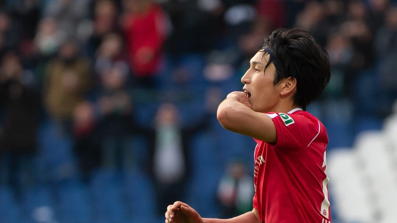 Genki Haraguchi jubelt nach seinem Tor zum 3:2-Endstand für Hannover 96 gegen Aue.