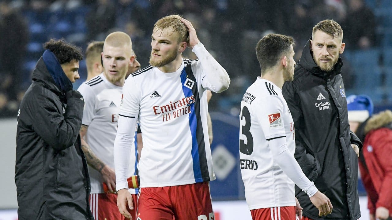 Die HSV-Spieler stehen nach dem Spiel gegen den FC Heidenheim enttäuscht auf dem Platz.