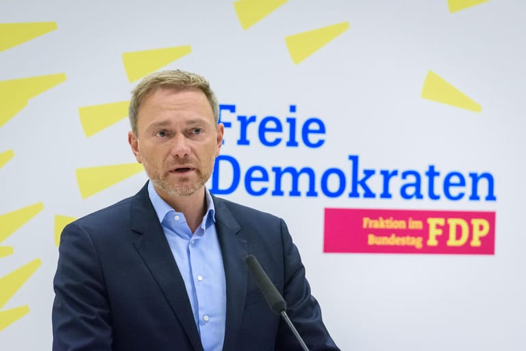 FDP-Chef Christian Lindner hält es für offen, wie lange die große Koalition von Union und SPD mit dem neuen SPD-Führungsduo noch hält. "Müsste ich wetten, würde ich auf ein reguläres Ende der Wahlperiode setzen. Aber niemand kann wissen, wie stark die Kräfte in der SPD noch sind, die sich einer Kühnertisierung entgegenstellen."