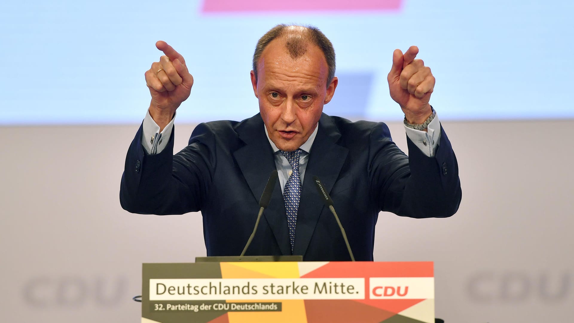 Der frühere Unionsfraktionschef Friedrich Merz fragt sich und SPD: "Leben die eigentlich noch in der Wirklichkeit dessen, was zurzeit in Deutschland, in Europa und in der Welt passiert? Wenn aus dieser großen sozialdemokratischen Volkspartei eine Selbsthilfegruppe Kevin Kühnert wird, dann müssen wir uns die Frage stellen, wie lange kann das noch gutgehen?"