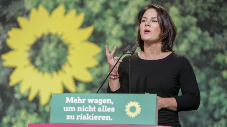 Auch die Grünen-Chefin Annalena Baerbock ist unzufrieden mit den Ergebnissen des SPD-Parteitags: Die Frage sei: "Will die SPD weiterregieren – ja oder nein? Und wenn ja, muss sie das mit ganzer Kraft tun." Vor einer Antwort habe sich die SPD aber gedrückt: "Das ist nicht passiert."