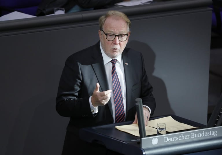 Der CSU-Wirtschaftspolitiker Hans Michelbach hat Zweifel am Bestand der großen Koalition: "Wie die SPD die Groko weiterführen wird, ist schleierhaft", sagte der stellvertretende Vorsitzende der Unions-Mittelstandsvereinigung MIT. "Der Linksschwenk der SPD schadet der wirtschaftlichen Entwicklung in Deutschland."