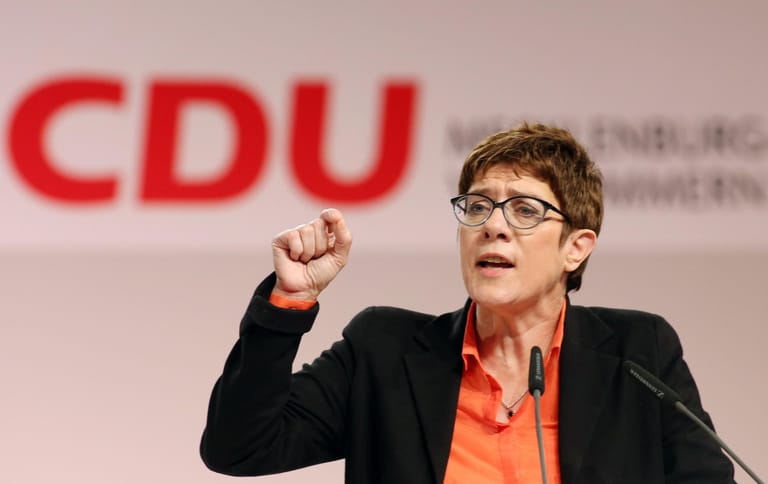 CDU-Chefin Annegret Kramp-Karrenbauer lehnt die Forderung der neuen SPD-Spitze nach einer Nachschärfung des Klimaschutzpakets ab. "Es gibt eine Einigung mit der SPD in der Regierung und im Bundestag.Über die haben wir lange verhandelt. Jetzt läuft das Vermittlungsverfahren mit dem Bundesrat. Wir können nicht wieder bei Null anfangen."
