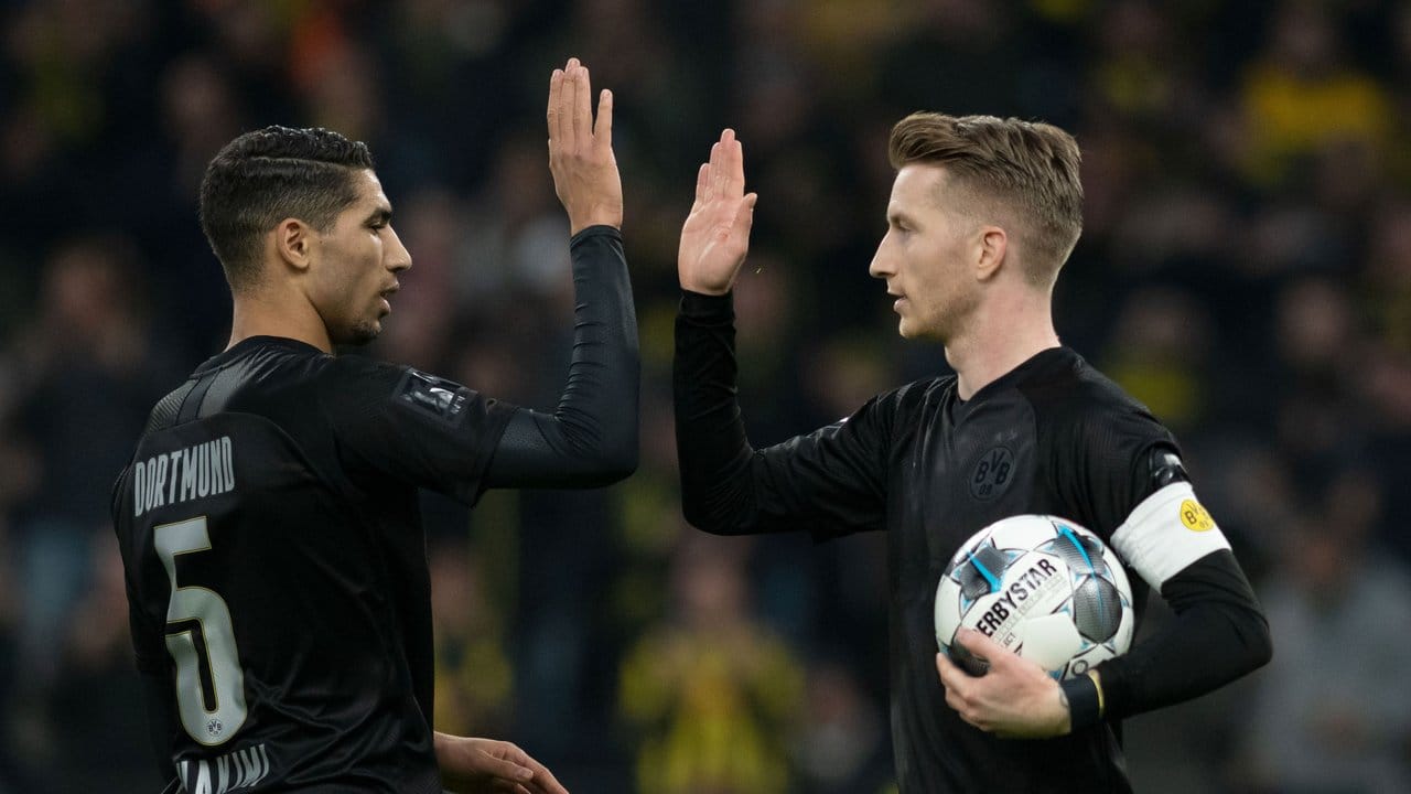 Dortmunds Marco Reus (l) jubelt mit Achraf Hakimi über seinen Treffer zum 1:0.