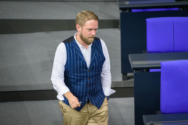 Der Parlamentarische Geschäftsführer der Linksfraktion, Jan Korte, erklärt: "Die revolutionären Wochen in der SPD scheinen vorbei zu sein – schade, eigentlich. Mal sehen, ob die SPD so weiter macht wie bisher oder sich doch resozialdemokratisiert. Das würde ich mir wünschen."