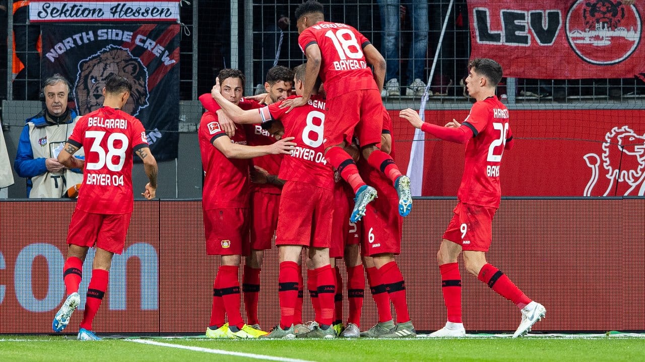 Die Leverkusener Mannschaft feiert den Treffer zum 1:0 gegen den FC Schalke 04.