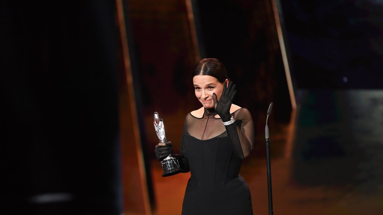 Juliette Binoche hält ihre Auszeichnung bei der Verleihung der Europäischen Filmpreise.