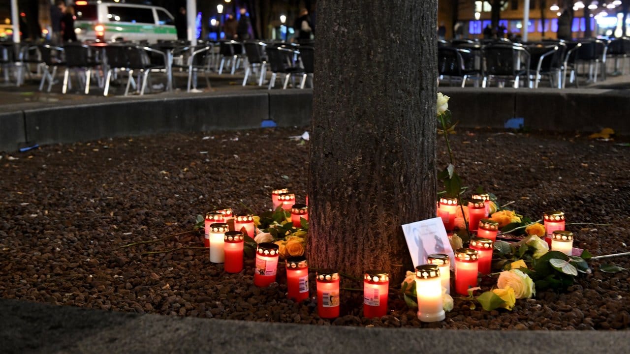 Mit Kerzen und Blumen wird in der Innenstadt von Augsburg an die tödliche Auseinandersetzung erinnert.