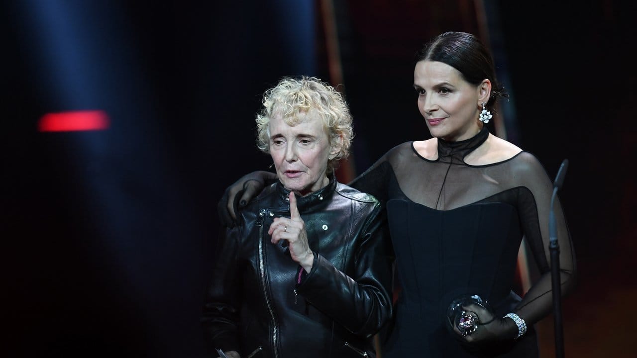 Claire Denis (l) hielt die Laudatio auf Juliette Binoche bei der Verleihung der Europäischen Filmpreise.