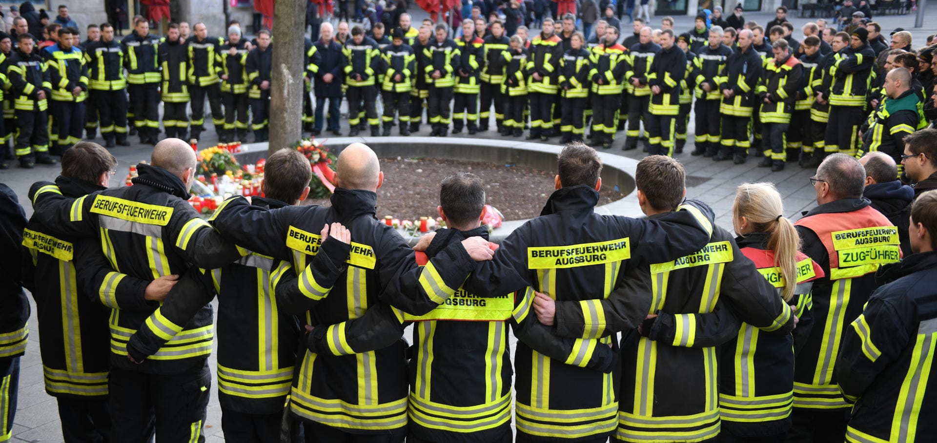 Feuerwehrmänner haben sich in Trauer um den getöteten Kollege versammelt: Das Opfer des Vorfalls war Mitglied der Berufsfeuerwehr Augsburg.