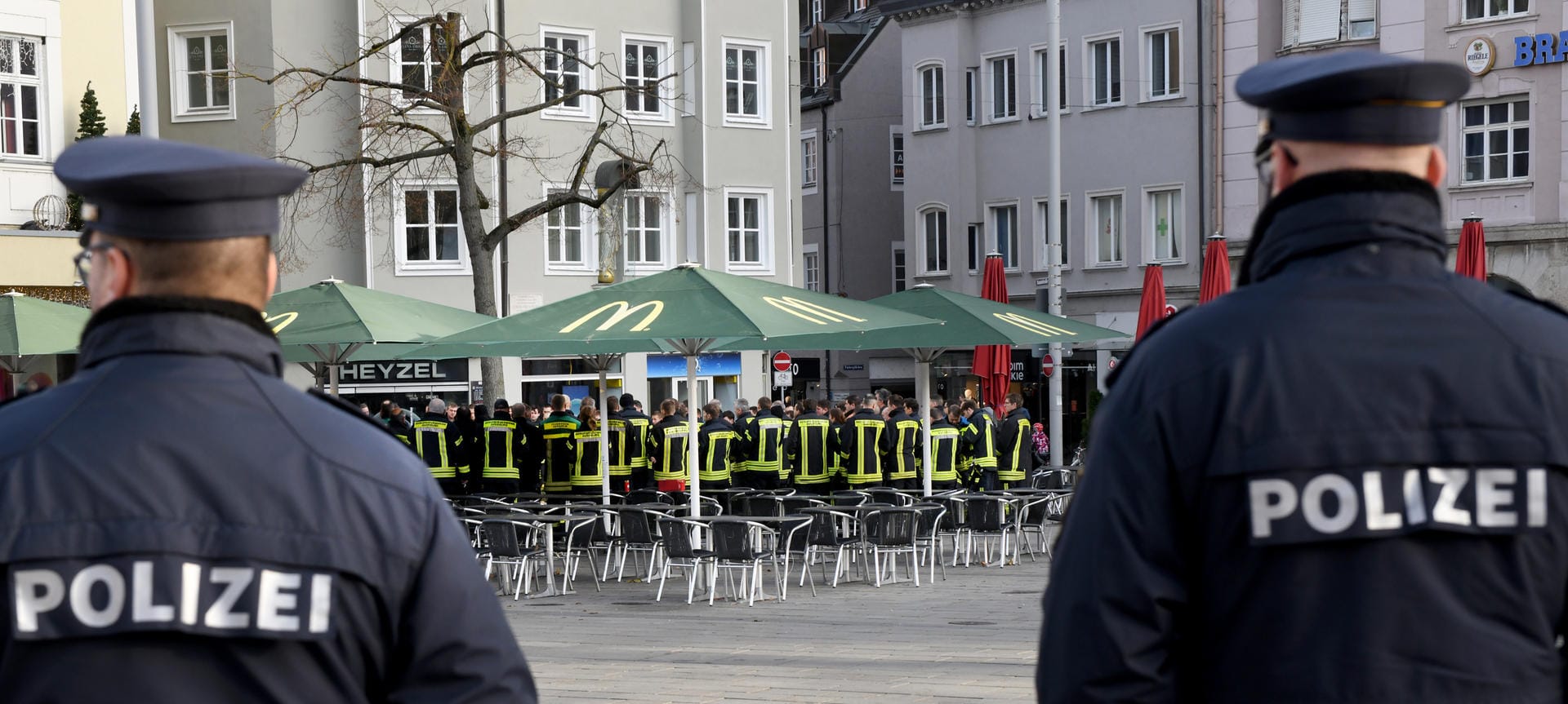 Zwei Polizisten stehen am Königsplatz bei einer Trauerveranstaltung der Feuerwehr: Eine Gruppe junger Männer kam den Freunden entgegen, sie gerieten miteinander in Streit – dabei wurde der 49-jährige Feuerwehrmann erschlagen.