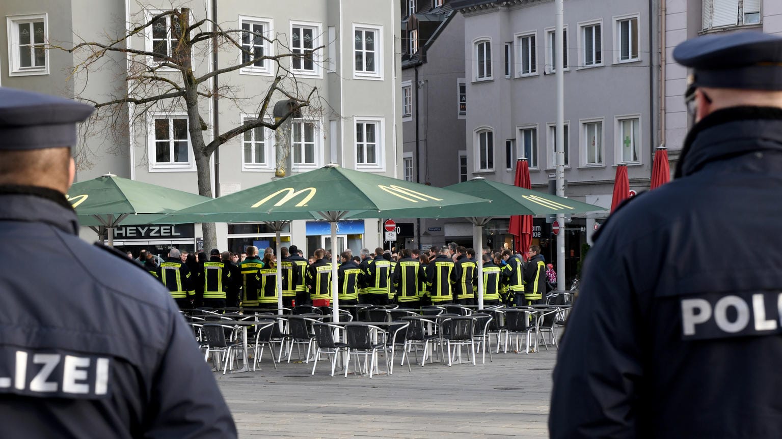 Zwei Polizisten stehen am Königsplatz bei einer Trauerveranstaltung der Feuerwehr: Eine Gruppe junger Männer kam den Freunden entgegen, sie gerieten miteinander in Streit – dabei wurde der 49-jährige Feuerwehrmann erschlagen.